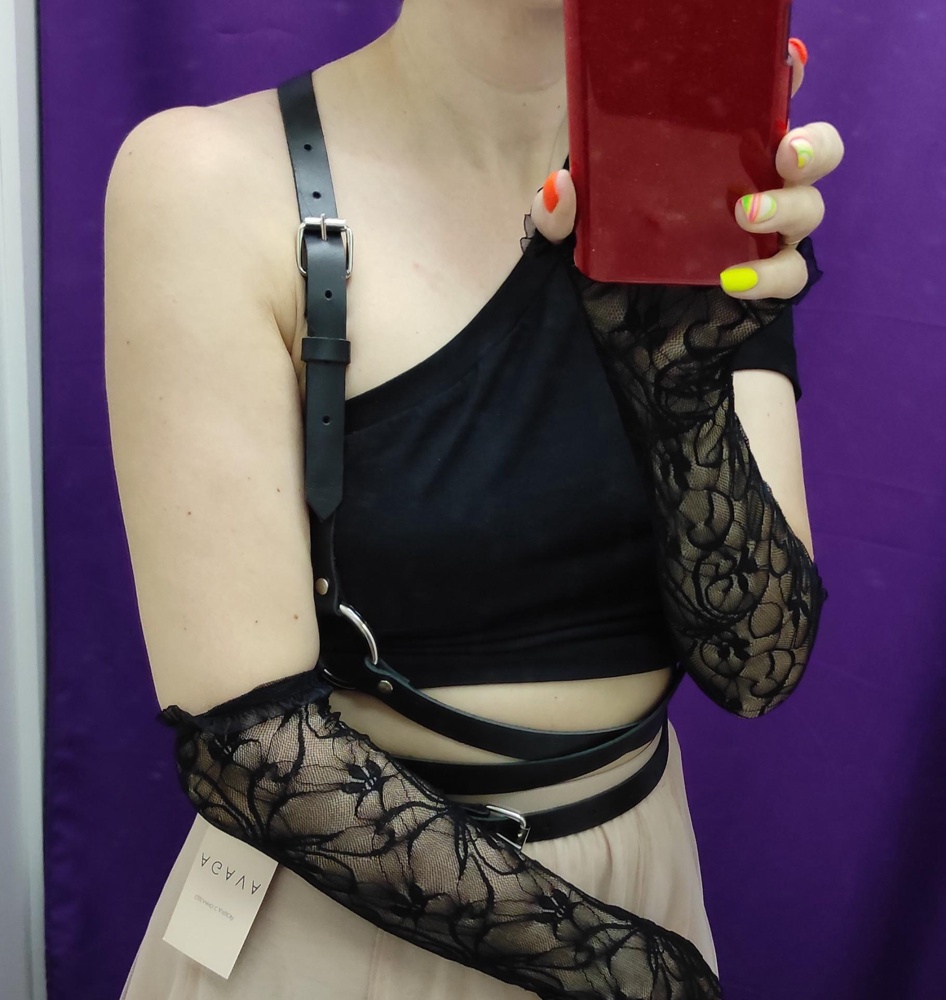 Натуральная кожа, пахнет немного, но не критично, немножко сыпется с обратно стороны, на светлое носить не планирую, так что мне всё подходит. Ремешки регулируют посадку.