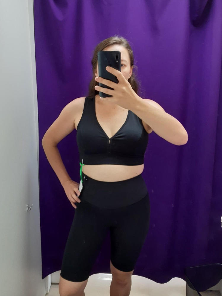 Топ шикарный! Качество ткани отличное, очень приятное к телу. Грудь держит хорошо. Сел вообще отлично, покупкой довольна. Рекомендую! Велосипедки еще взяла и получился костюм👍 ОГ 94, размер М.