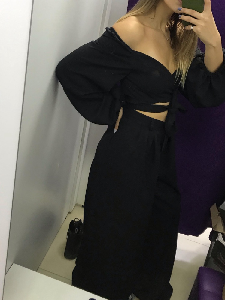 Для меня этот костюм идеален! Мой рост 177-178. Талия 67-69 а бёдра 99-100. Мне найти клещ штаны и чтоб были хороши по росту и в талии - крайне нелегко! Я заказала размер Л (не люблю, когда облегает) , чтобы были норм по росту. Оказались даже немного длинноваты (но это меня не парит) большеваты в талии (но не критично, и что тоже меня не парит) а верх - сел отлично) качество ткани - 7 из 10, но я почитала состав и была в курсе) единенное что меня смутило это то, что пришло в одном пакетике (( (возможно было бы удобнее какой нибудь дополнительный пакет, но это придирки уже)) я довольна, спасибо!) 