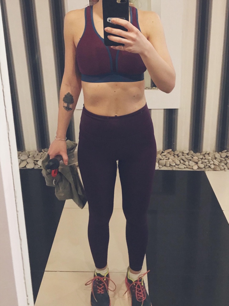 Суперский, невероятный топ, большую грудь, убитую долгим кормлением укрощает и не позволяет биться об колени во время бега и активного фитнесса с элементами прыжков:))) я очень довольна! 