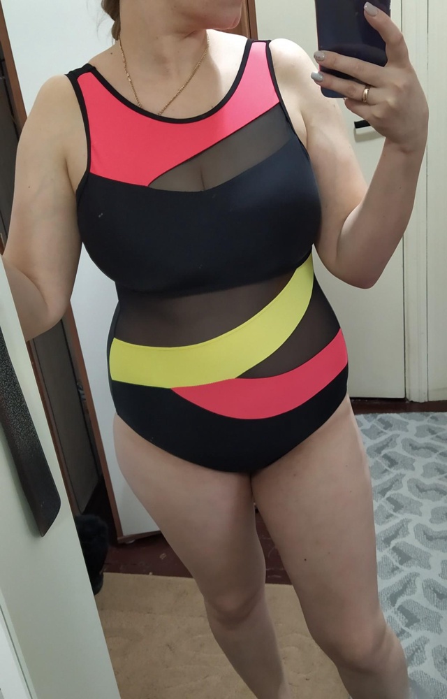 Лучше купальника на большую грудь я не встречалa!  Да ещё и за такие деньги. Отлично утягивает, вставки поролоновые легко можно достать.