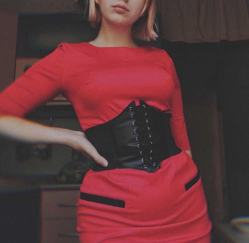 Очень классный, животик не закрывает.