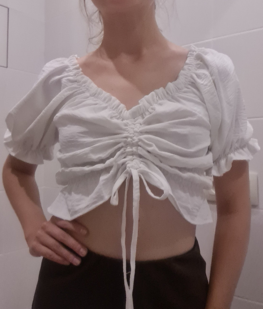 Шикарный топ, в моем гардеробе подходит ко всему
Носит можно без белья и разными способами- спустить рукава или поднять
Ткань после стирки даже гладить не надо- обожаю такое