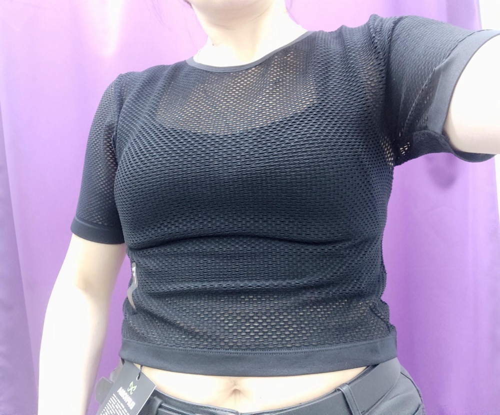 Офигенная 😍 На мой 44 размер Ог91/От72 подошёл идеально размер L, сама ношу размер М. Не знаю кому в ней там жарко, мне лично нет, мерила с топом. Ни где не весит и не жмет, села идеально.