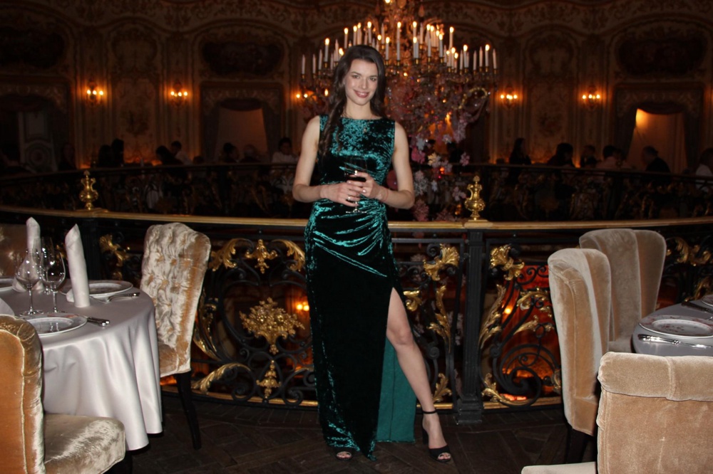 Красивое платье, подходит для выхода "в свет"! На рост 174см с не большим коблучком длина хорошая. Село по фигуре!)