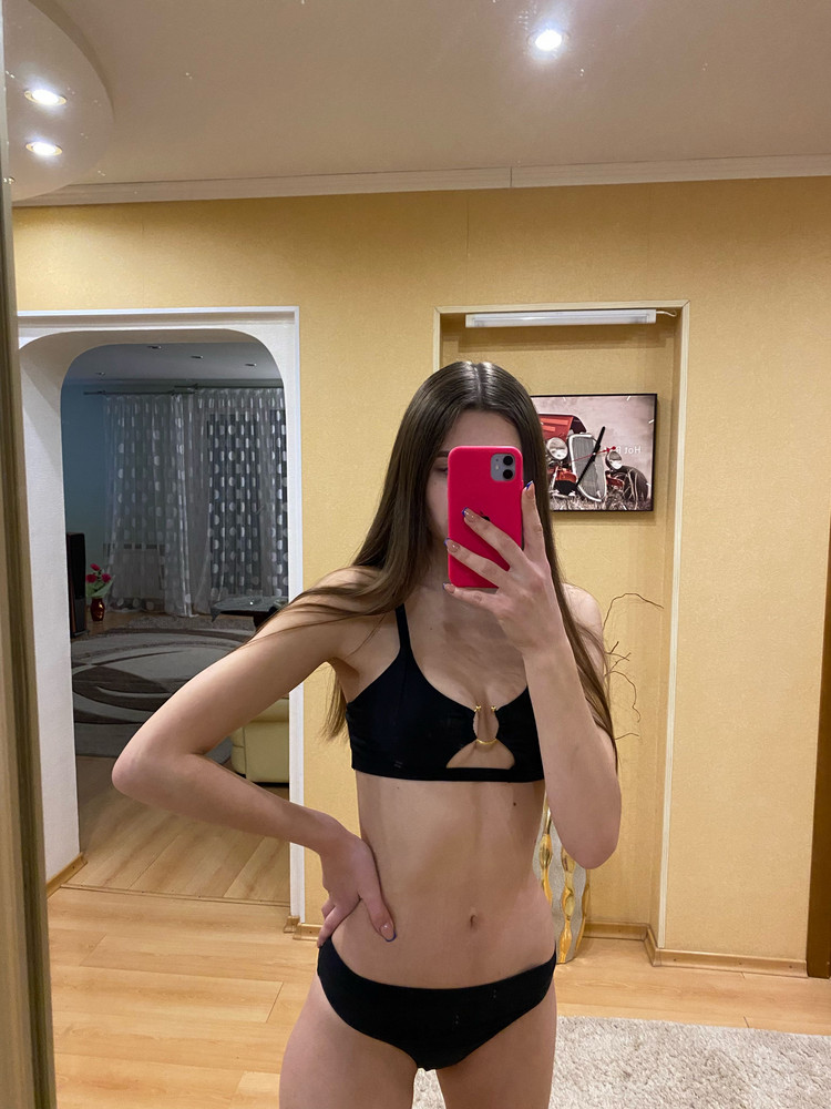 Рост 174. Параметры 83/65/94. Взяла размер S. Сел отлично, чучуть сплющил грудь, но смотрится хорошо. На плавках сзади был неправильно прострочен шов, но для меня это не было проблемой. Очень оригинальный и необычный купальник, мне понравился 🔥