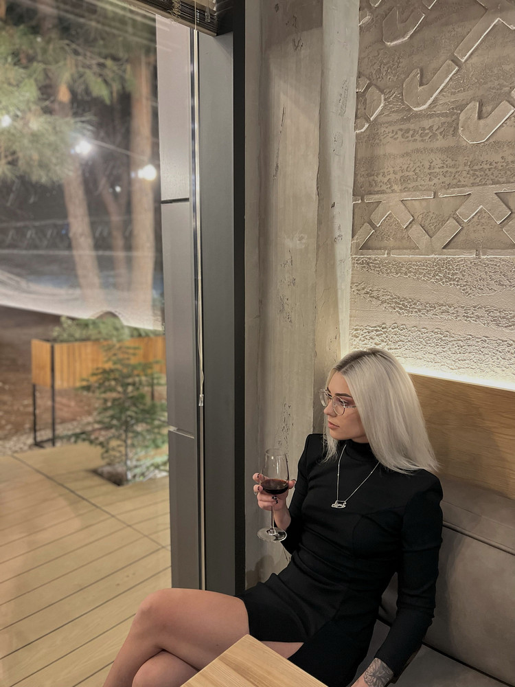 Отличное платье на осень или весну. Единственное не подойдёт на фигуру с крупным верхом и плечами. И еще немного задирается, но это пустяки