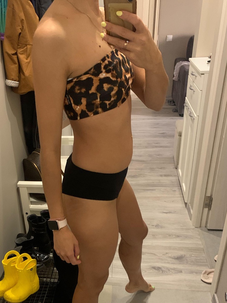 Мне понравился, немного великоват, но не страшно, брала размер М