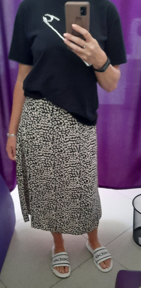 Отличная юбочка, размер соответствует таблице! Мне пришла без изъянов. 😌 Я довольна! Спасибо!