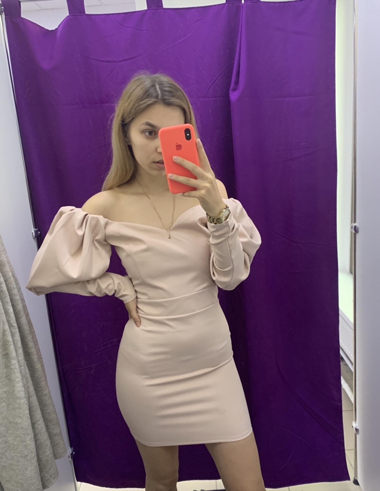 Платье шикарное. прочитав отзывы боялась что в S не влезу, но оно село идеально. Точно советую к покупке!