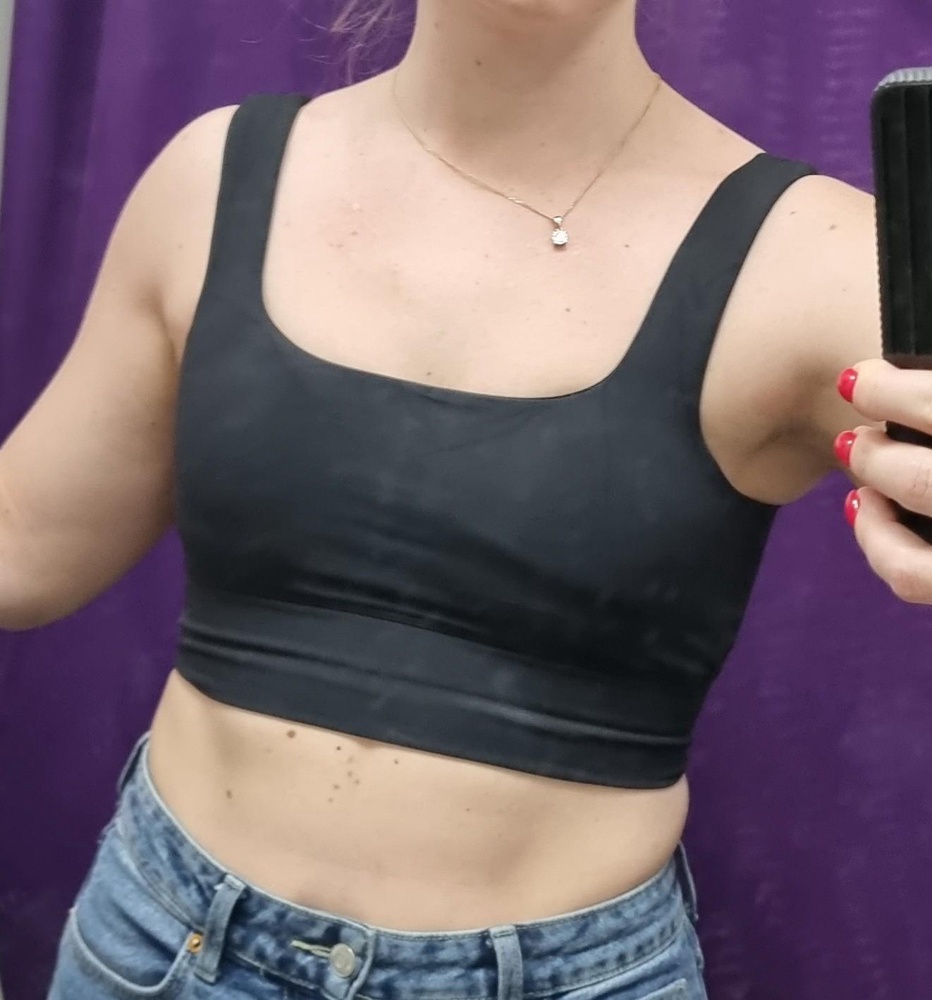 Качество хорошее, но вместо размера L кто-то положил размер S или XS в упаковку, еле надела, и чуть не задохнулась, пока снимала 🤣