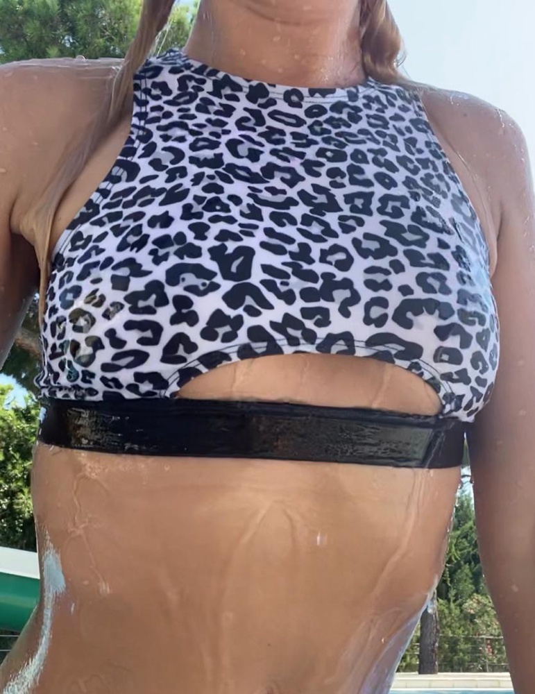 Универсальный топ, круто как для отдыха так и спорта, играли на пляже в волейбол потом купалась и гуляла не снимая весь день. Закажу в другой ещё расцветке обязательно