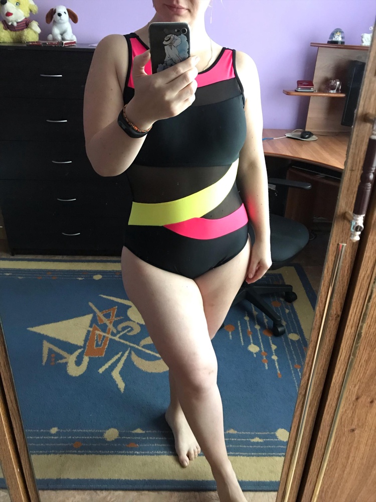 Отличный купальник. Брала на бассейна, после не полинял, не покрасился. На мой рост 160 см по лямкам впритык, если выше, то грудь будет в районе пупка. На параметры 96-75-108 брала 48 размер. В бёдрах замечательно, в талии карман, в груди много пустого места. (На фото видно). Оставила, так как на меньшем размере в бедра бы врезались плавки