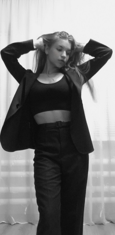 Топ просто 🔥 качество замечательное, брала для школы и прогулок , после стирки не садится , цвет не теряет . Внутри присутствует поролон. С любым образом смотрится прекрасно ) Советую взять его как базу в гардероб ❤️