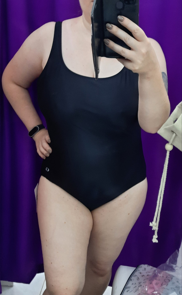 Хороший купальник, базовая модель. Чуточку подтягивает что надо подтянуть. На большой груди хорошо сидит