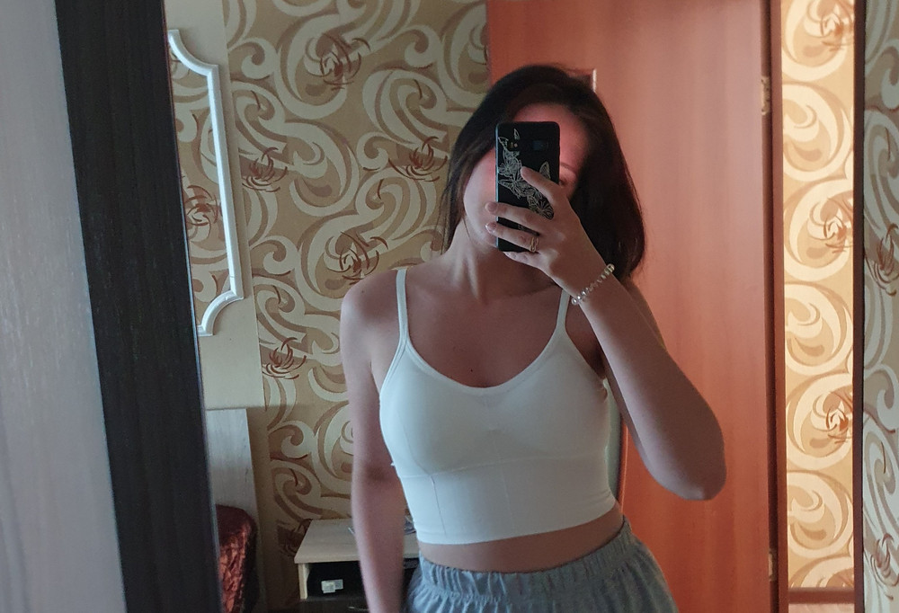 он просто шикааарный🥰сел как влитой,безумно удобный и очень нравится открытая спинка
в подарок подожили резиночку,что очень приятно❤