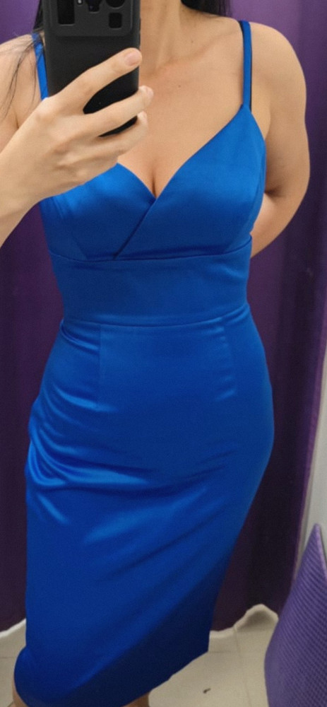 Цвет ахренительный, молодым и смелым рекомендую, будете центром внимания 😍👍
С размером вышла заминка, глядя на модель с осиной талией, решила что не влезу в свой 42 и заказала 44 (чтоб дышать могла)) в котором утонула 😂 
Оттянув рукой сзади, поняла, что не безнадежна, надо лишь перезаказать именно свой размер, что я и сделала, но уже оплатив его, увидела ещё и изумрудное, а примерив оба в 42  склонилась к цвету более спокойному, но немного жалею уже, этот синий- бомба! 💣