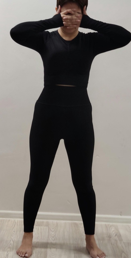 Костюм хороший , материал правда очень плотный . Незнаю, брала для занятий йоги , но мне кажется если верх одевать то будет жарко . А так хороший .