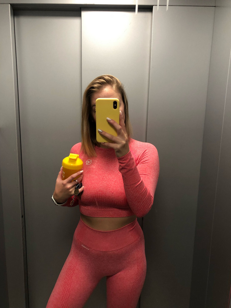 Костюм отличный, очень приятная ткань. Не сильно сковывает движения, что очень круто, но там где нужно - отлично поддерживает 