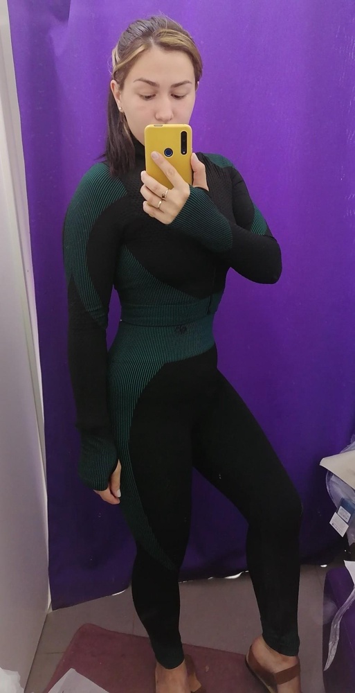 Костюм очень хороший, все понравилось. Но похоже только для одного типа фигуры, для тех у кого попы побольше, накаченые не подойдёт. Брала свой размер, который ношу М, после первой тренировки увидела стрелку на попе. Очень обидно. Как можно решить этот вопрос?