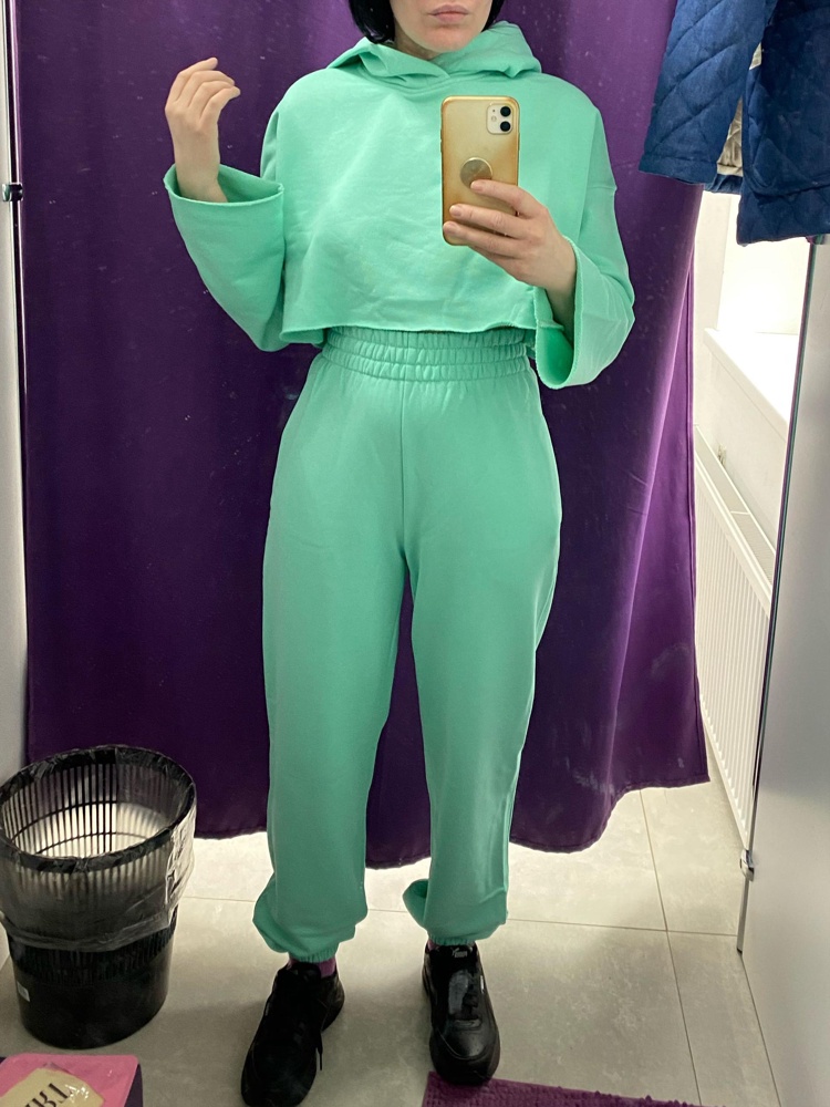 Костюм понравился! Заказывала два. Один этот, 2-й темно-изумрудный. Второй цвет больше понравился, но он пришёл мятый и штаны в нем, как будто больше, складки сзади образуются(пришлось отказаться😭хочу перезаказать