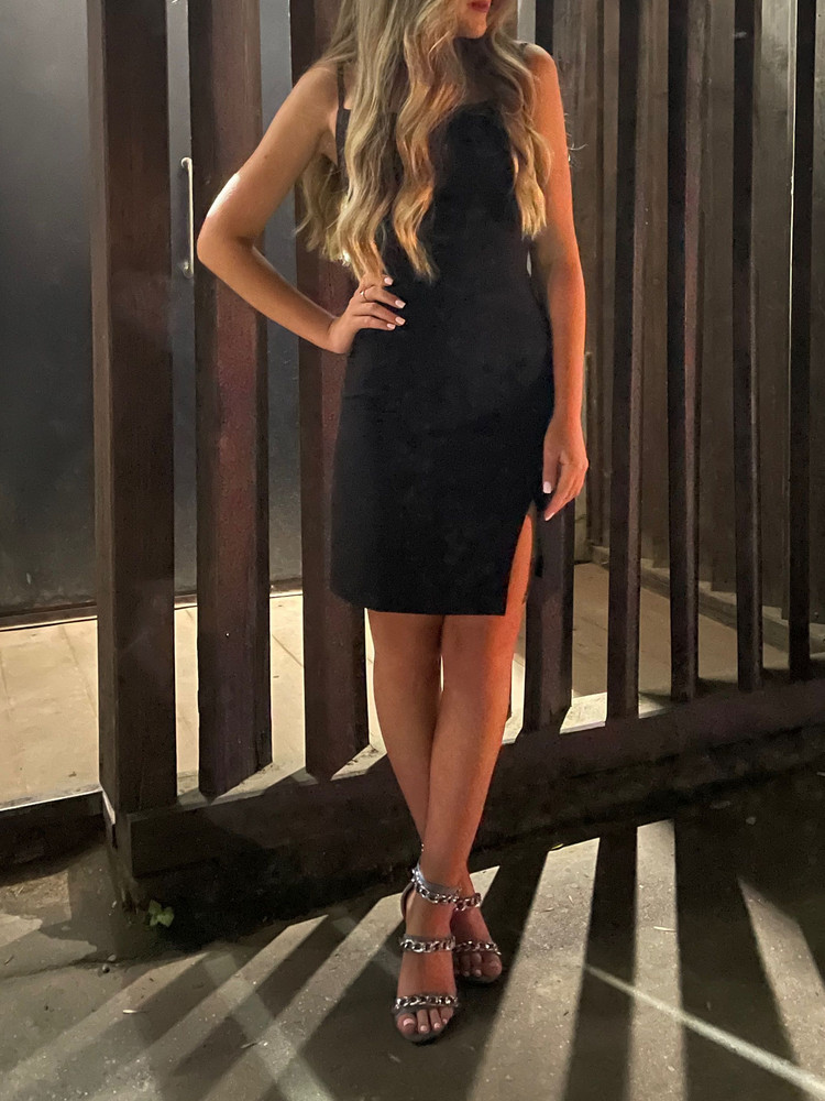 Хорошее платье, на параметры 84/60/90-40 подошёл. 42 тоже сел нормально, но более свободно. Если хотите Тотал облигон, то на размер меньше нужно 