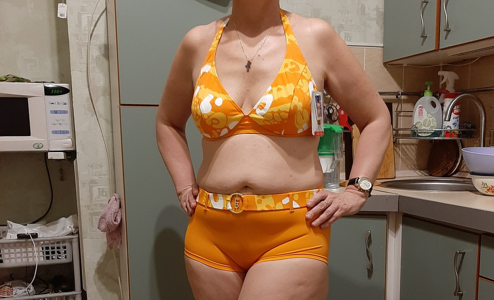 Отличный яркий купальник. Всё четко по размеру. Качество очень приятное