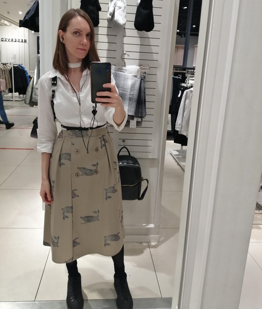 Очень понравился!
Пришёл целый.
Единственное крайне хлипкие цепочки, уже 2 раза сама чинила, возможно заменю, но за 200 р отлично всё равно.
Смотрит хорошо.