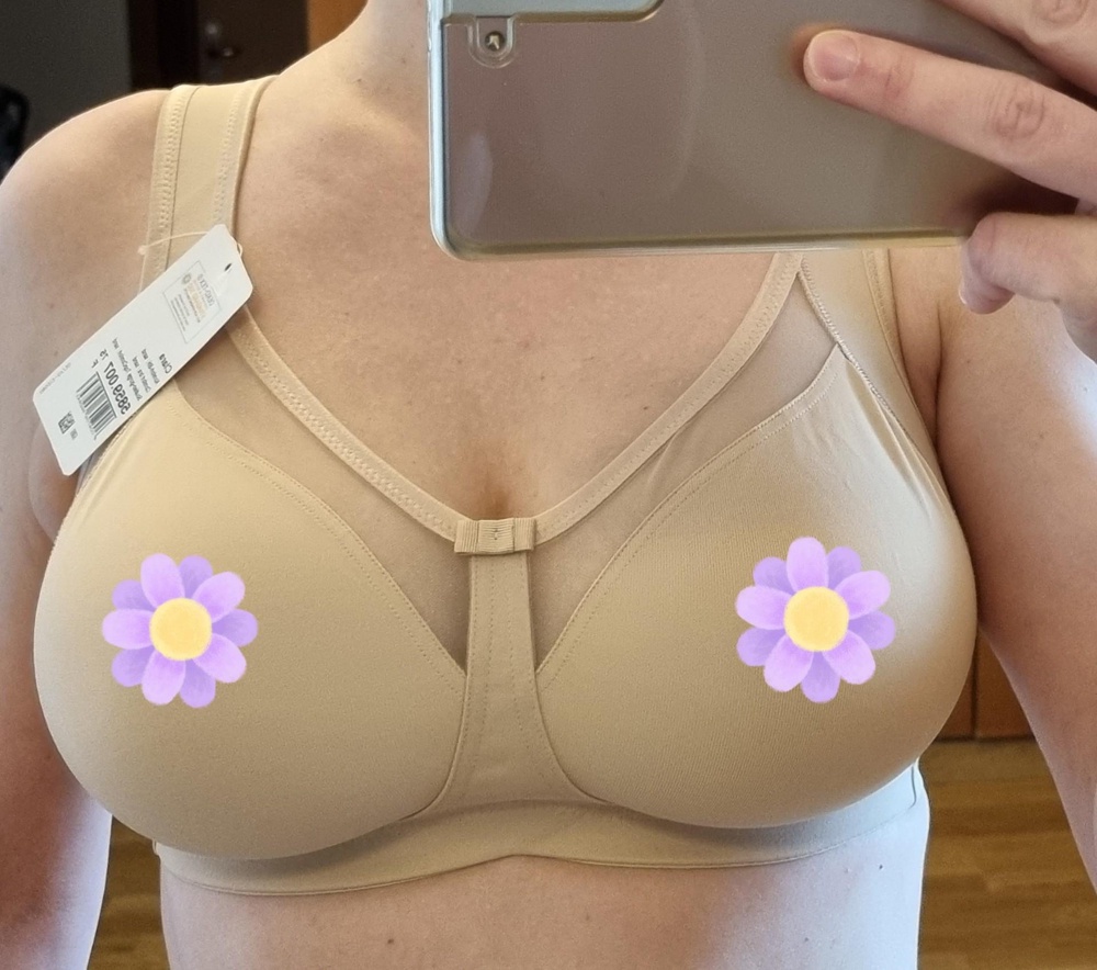 Отличный бюстгальтер! Несмотря на отсутствие косточек, грудь держит хорошо. Размерной сетке производителя соответствует. У меня 77 см под грудью и 99 см объём груди, подошёл F75.