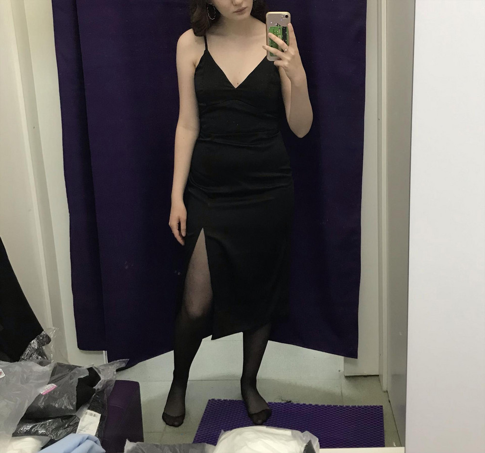 Идеальное платье, смотрится очень красиво и официально. Выбирала между ним и почти таким же тканевым. Отдала предпочтение этому. Единственный минус - плохо застегивается молния. Пришлось приложить массу усилий, чтобы просто застегнуть его на мне. Проблема не в размере, тк он полностью соответствует моему, проблема именно в самой молнии. 