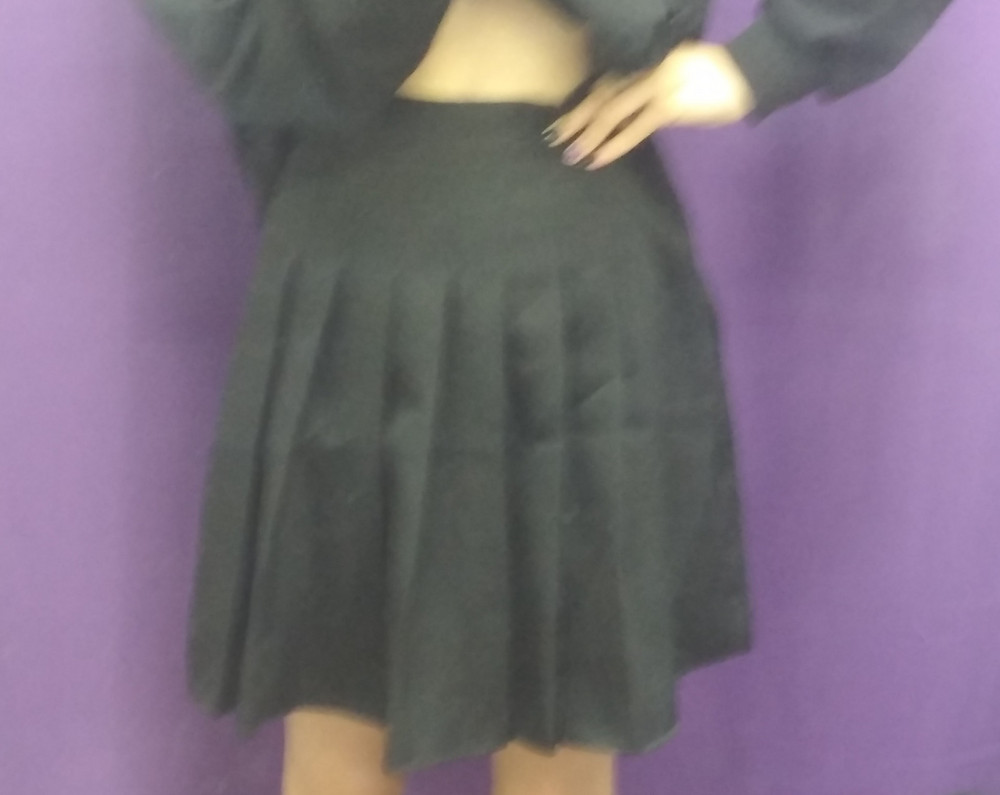 Отличное качество юбки! Лёгкая ткань! Судя по описанию и отзывам была уверенна что мне подойдёт xxs! оказалось что в талии как обычно велико! Юбку я все же взяла, можно немного подшить! так за качество ставлю 5 звёзд.