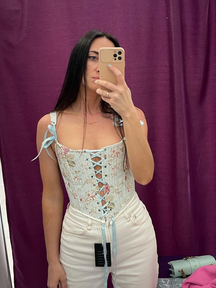 Очень красивый, но не знаю с чем и куда его носить