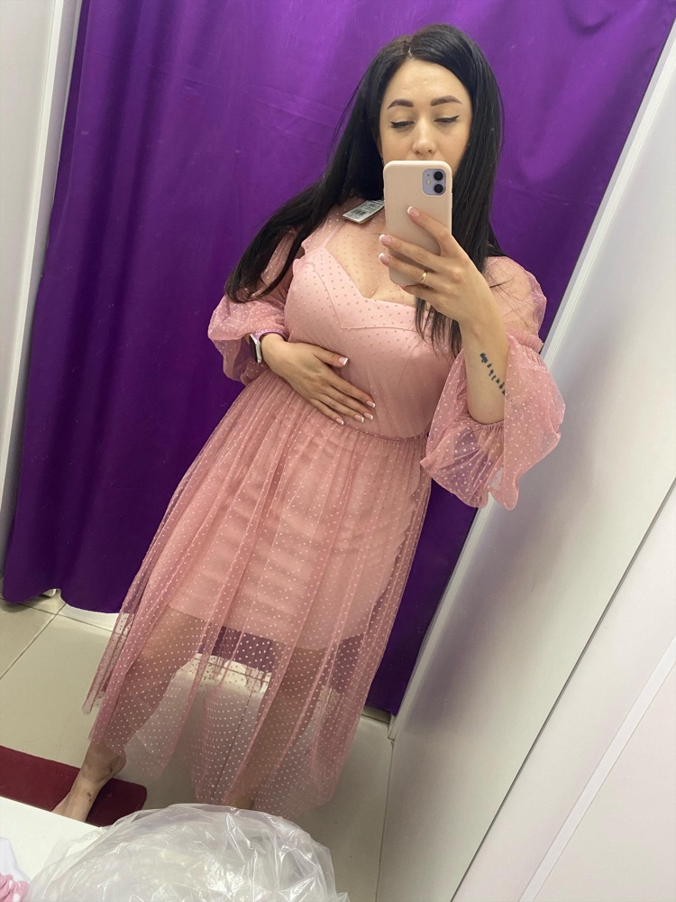 Не плохое платье , ношу 46размер , заказала 48 . В груди тоговато , у меня объёмная грудь ,бёдрах хорошо .на рост 164 выше колена на 10 см, как для меня коротковато , но есть большой запас в подоле , просторечно внутренней нитью , я просто опустила ниже . Качественно просторечно , цвет актуальный . Пришло на вешалке , новое .Выкупила конечно Соответствует размерной сетке 