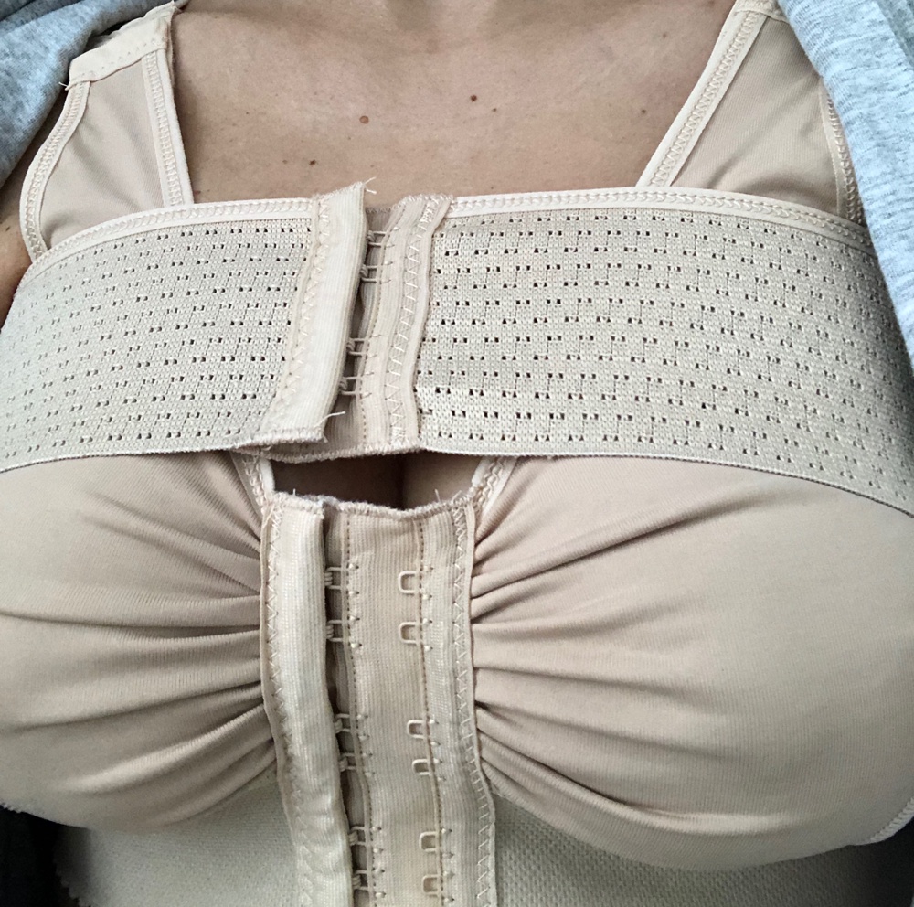 Хорошо фиксирует, но при этом ничего не передавливает. Отличное качество и цена. Очень быстрая доставка. Рекомендую.