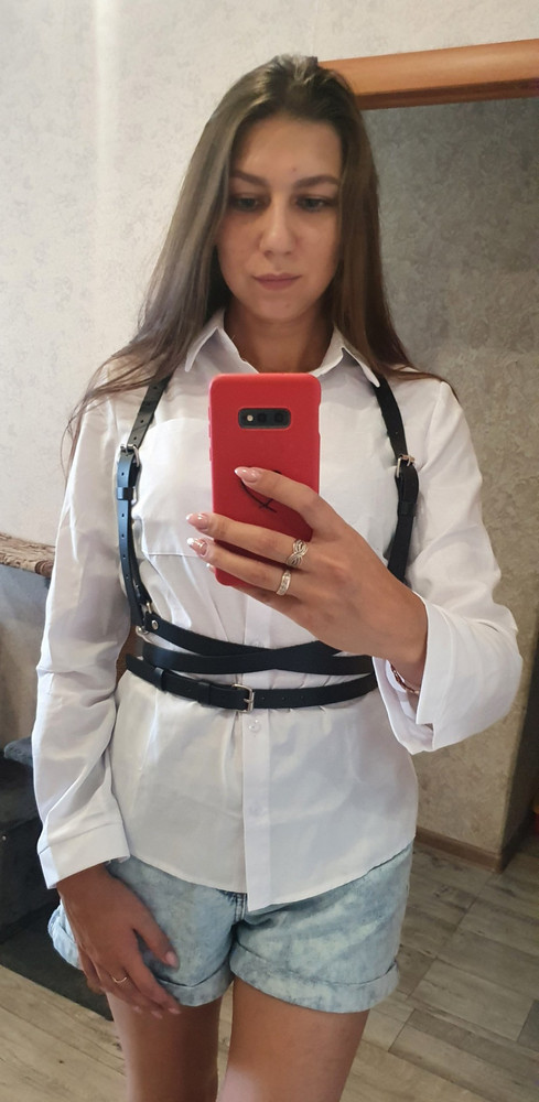 Стильная штучка. Правда имеется неприятный запах и он не похож на кожу. Надеюсь выветрится. Я ношу размер 42-44, портупею взяла 40-42 отлично подошёл размер, даже пришлось лямки сверху укоротить, оказались длинноваты.