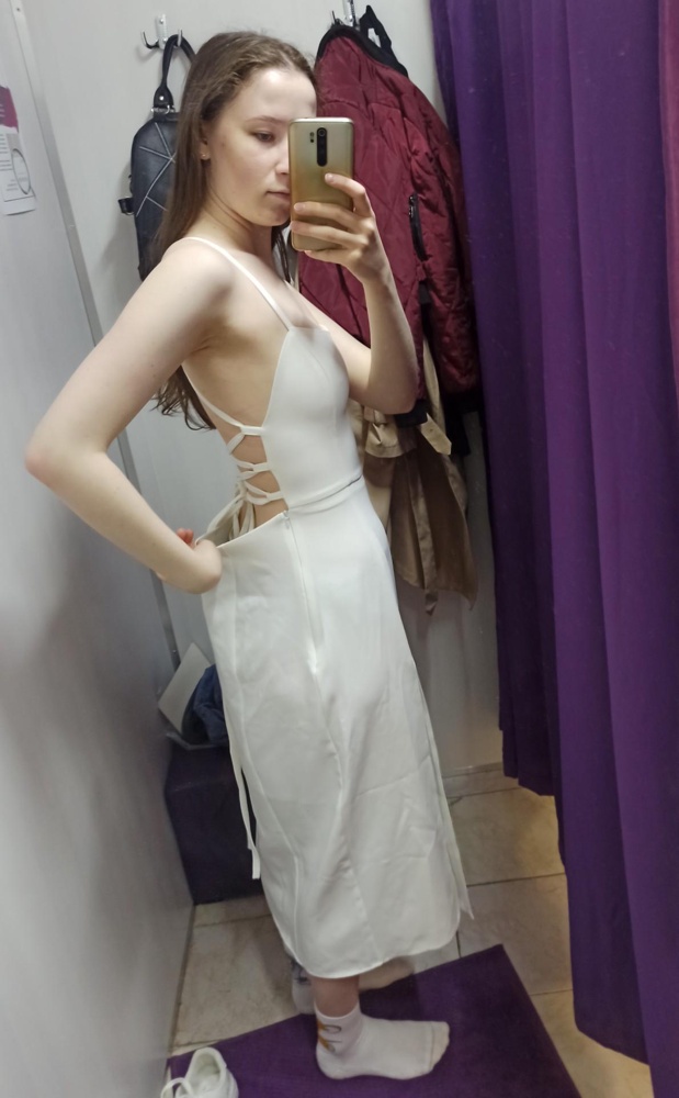 Платье шикарное. Верхняя часть на шнуровке садится на фигуру идеально. Мне оказалась большевата нижняя часть: ткань висит. Платье сдала, но теперь с нетерпением жду, когда в наличии появятся размеры меньше