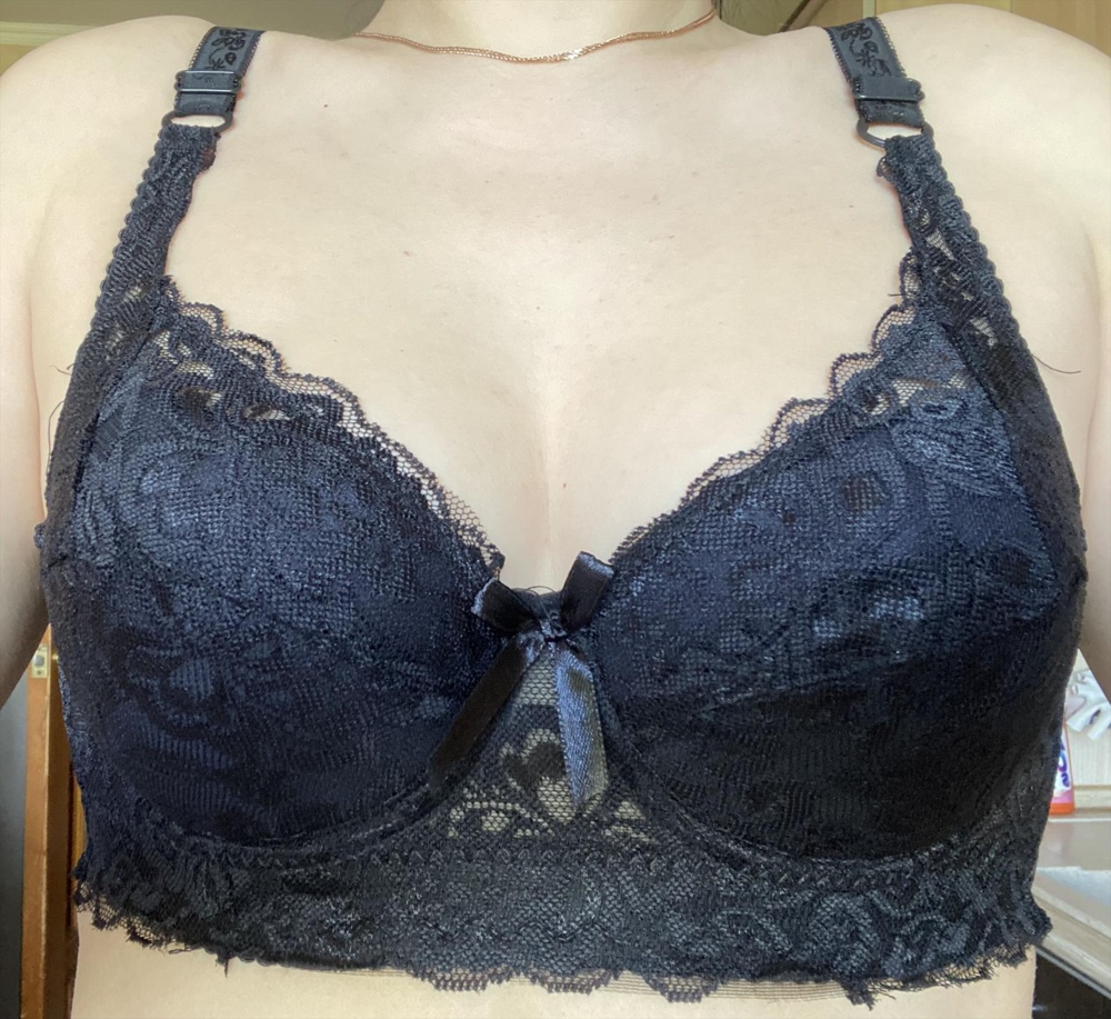 Для моей небольшой груди всё село хорошо,эффекта пуш-апа нет как на фото,но и моя грудь размером не как на фото)размер подошёл,после стирки всё на месте 