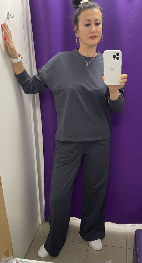 Костюм супер! Ткань тоже отличная, 80% хлопок, на вид приятно смотрится, не дёшево, цвет графит очень красивый, точно как на фото. На рост 170 см взяла М, так как S коротковатые, хоть и в бёдрах были как раз. За такую цену очень классный костюм!