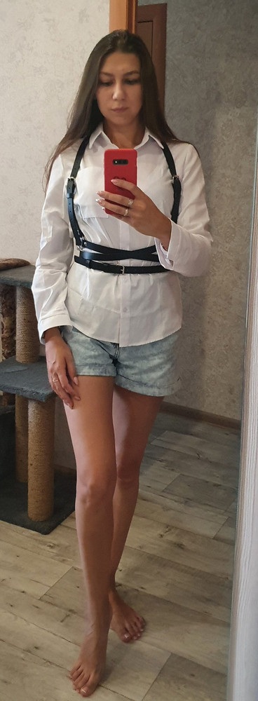 Стильная штучка. Правда имеется неприятный запах и он не похож на кожу. Надеюсь выветрится. Я ношу размер 42-44, портупею взяла 40-42 отлично подошёл размер, даже пришлось лямки сверху укоротить, оказались длинноваты.