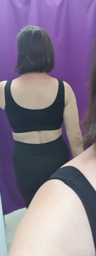 Важно при выборе размер   выбирать в соответствии с размерной сеткой. Топ плотный, лямки удобные,  сидит хорошо. Думаю заказать еще светлый.