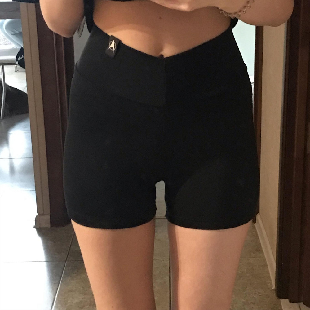 очень хорошее качество и сели прям по фигуре. долго думала между размером xs/s выбор пал на s. все равно для меня оказались чуть коротковаты. при ходьбе чуть выше поднимаются. от роста я думаю зависит всё это. так что советую. качество и правда потрясное :)