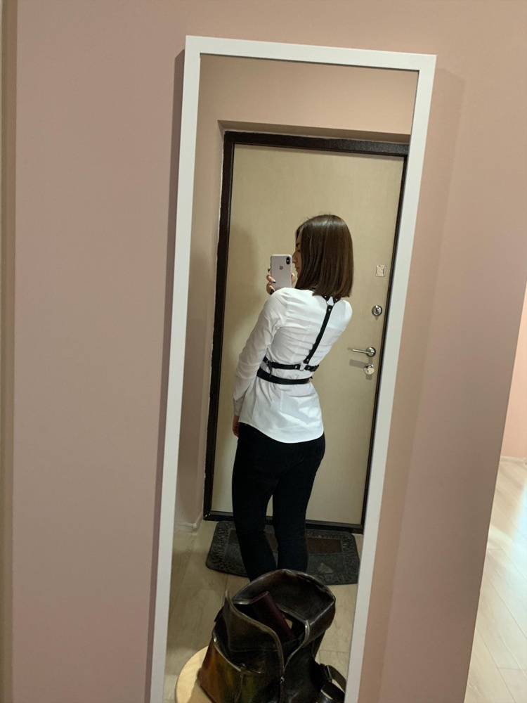 Взяла самый маленький размер. Действительно запас ремней большой, села комфортно. Выглядит супер!!! Брала под белую рубашку специально, но думаю добавить в гардероб что-нибудь ещё , чтобы носить чаще))))