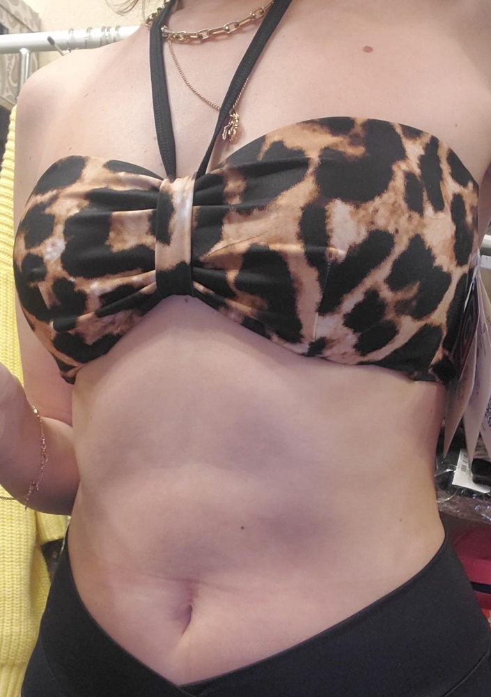 Цвет крутой, леопард, яркий принт, ткань отличная, с вытачками. Идеально для девушек с небольшой грудью, здорово сидит, ничего не перетягивает, есть доп.завязка, аккуратные чашки - мечта! Очень давно искала, просто класс!!!!! Можно загорать и быть красоткой!