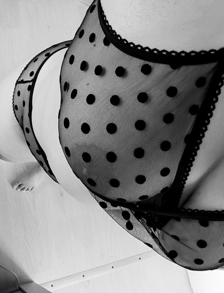 Чашечки нуждаются в поддержке. Ткань не очень приятная, но это и не на повседневку. Для развлечения пойдёт. 