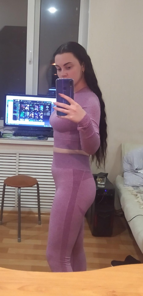 Костюм отличный по качеству, он тянется и при этом плотный, дышащий. Размер полностью соответствует размерной сетке. Я искала специально такой, который не просвечивает ни в груди (без лифчика!), ни на попе, в котором не будет верблюжьей лапки. Выбирала из нескольких моделей, этот единственный не жмёт в груди 70E/75D, очень комфортно. Присед можно делать не опасаясь что трусы будут просвечивать. Кружевное белье будет видно (рельеф).
Единственное что надо учесть - этот костюм подчеркнёт всё что надо и не надо. Чуть расслабишься - сразу видно живот (хотя он у меня небольшой и в других леггинсах не видно).На фото я это демонстрирую 😄
На высоких девушек может быть будет коротковат.
Мои параметры: рост 159, вес 56. ОГ 89, ОТ 65, ОБ 90.