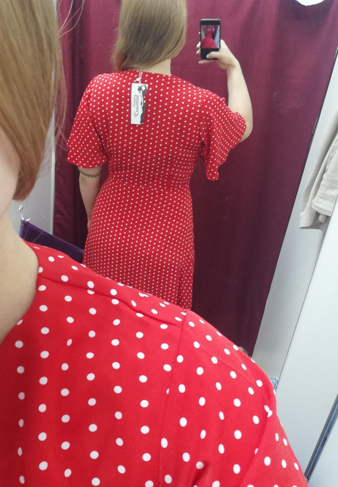 У меня 52 размер. Заказала белое в своём размере, а красное, какое было - 50. Понравилось, как село красное, к тому же стройнит. Вполне скромное платье, если не будет раздувать ветерок 🤭