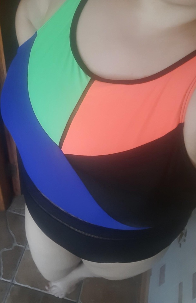 Замечательник купальник , швы все ровные, прошит хорошо , нигде нитки не торчат .