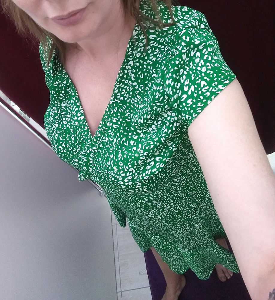 Ткань очень хорошая, летняя, расцветка тоже приятная, но подкачал пошив. Не подшит, а просто отстрочен верх, на груди и шее выворачивается ткань, очень неудобно поправлять постоянно. На 167 талия высоко, не на месте и вытачки на груди тоже, те оно на меньший рост. И коротковато спереди, но это можно пережить😁. Может б и взяла, но вот постоянно поправлять вырез на груди и засовывать ткань прям не очень(