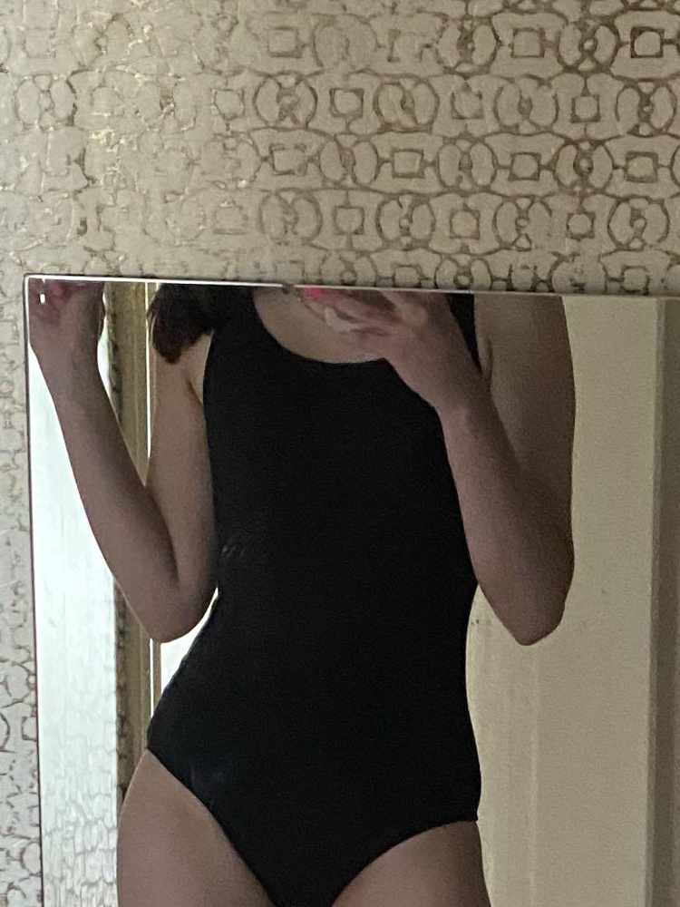 Девочки!!!Купальник просто бомба ,заказывайте ,не пожалеете,качество на высоте ,прошит хорошо,ни одной ниточки не торчит,идёт размер в размер ,отлично сидит,ничего не жмёт ,не натирает ,можно даже носить как боди,так же есть отделения под чашечки .Доставка быстрая .Спасибо продавцу ,покупкой довольна !