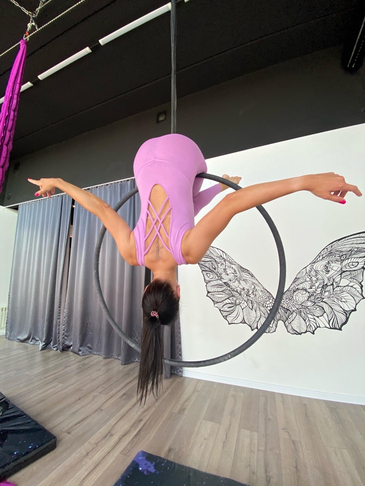 Отличный комбез, подходит как для стрейчинга, так и для воздушной гимнастики, 3 тренировки выдержал стойко. Спина действительно не плотно прилегает, брала на размер больше, чтобы было удобнее заниматься. 